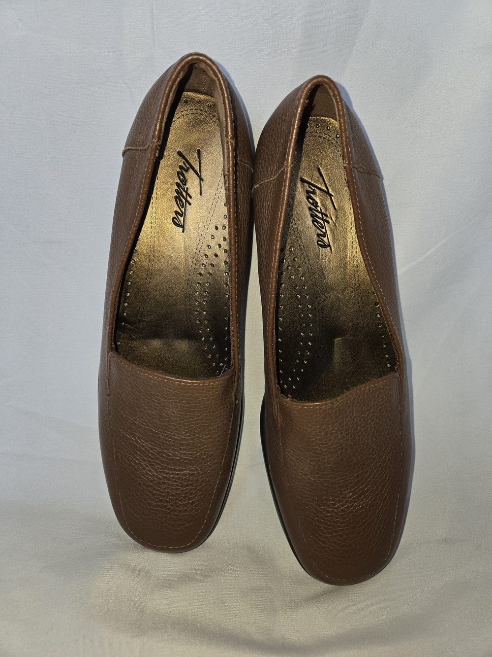 Trotters Leather Comfort Loafers Brown Round Toe Slip On Size 8 T19521